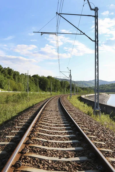 Her yerde demiryolu rayları ve güzel dağ manzaraları var. Endüstri ve doğa