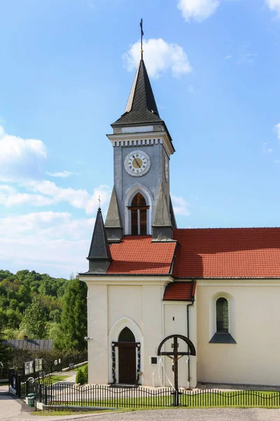 Church Red Roof Stryszow Poland — ストック写真