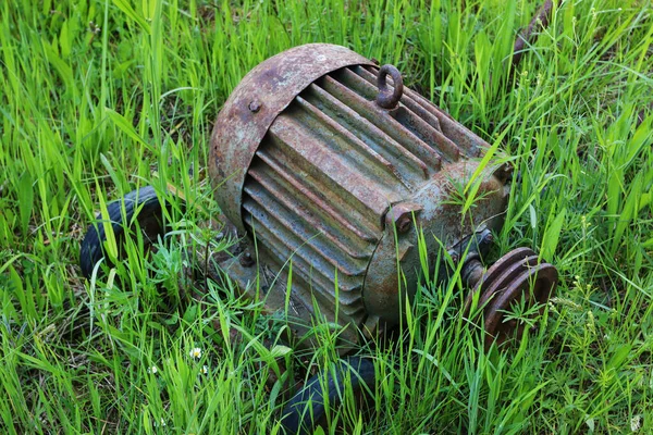 Antique Electric Motor Lying Grass Vintage Mashine — Stok fotoğraf