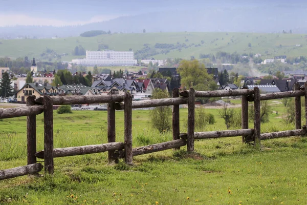 Traditioneller Holzzaun Mit Blick Auf Die Stadt Nowy Targ — Stockfoto