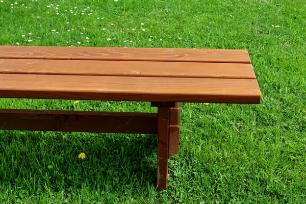 Bahçedeki ahşap bank. Grafiksel kaynaklar