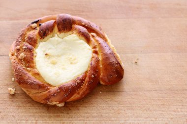 Süzme peynirli tatlı rulo. Kahvaltı tabağı.