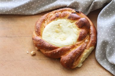 Süzme peynirli tatlı rulo. Kahvaltı tabağı.