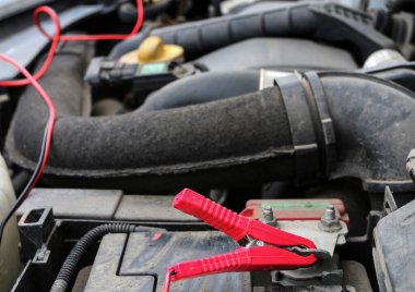 Arabadaki akü takviye kablosu. Tamirci.