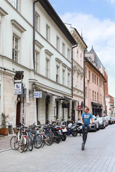Bike Stand Στο Δρόμο Μπροστά Από Παλιό Οίκημα Στην Κρακοβία — Φωτογραφία Αρχείου