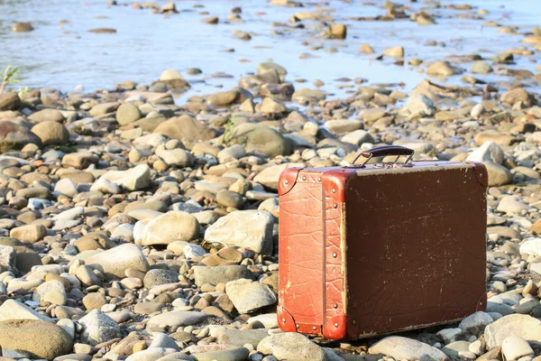 海滩上的旧手提箱旅行的想法 — 图库照片