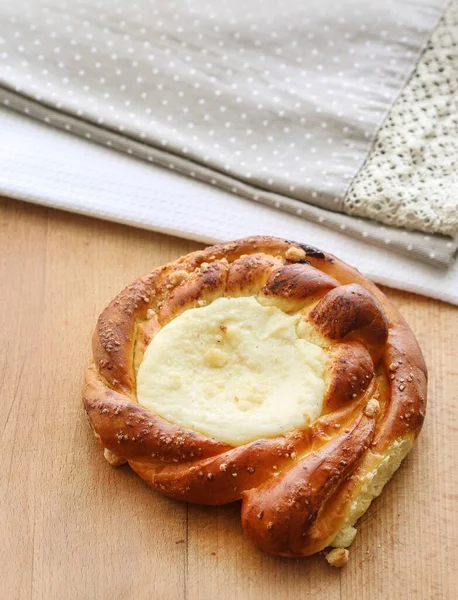 Süzme peynirli tatlı rulo. Kahvaltı tabağı.