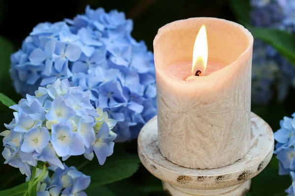 Eine Kerze Inmitten Wunderschöner Blauer Hortensienblüten Garten Party Dekor — Stockfoto