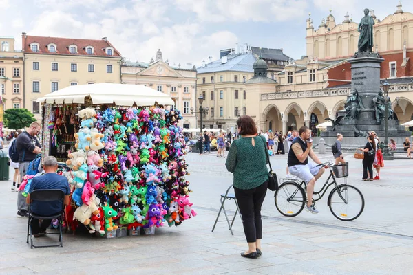 Polonya 'nın Krakow kentindeki Ana Pazar Meydanı' nda (Rynek) turistler.