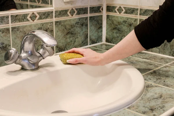 Cleaning Lady Uses Sponge Clean Tiled Wall Bathroom Home Work — Fotografia de Stock