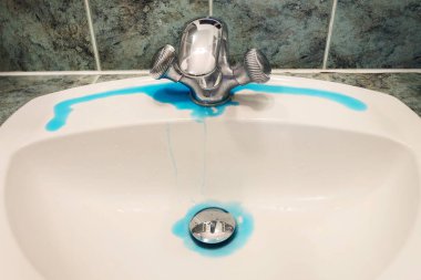 Kirli banyo lavabosunda kullanılan sıvı düşürücü. Ev temizliği