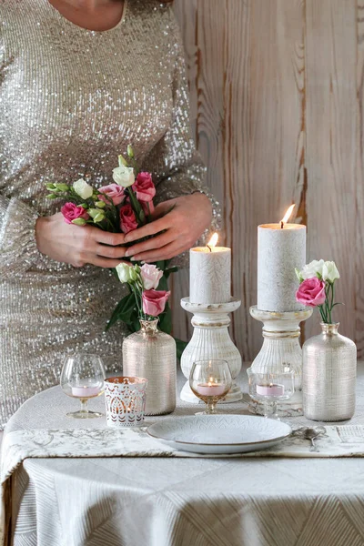 Hermosa Decoración Con Flores Eustoma Velas Motivo Postal — Foto de Stock