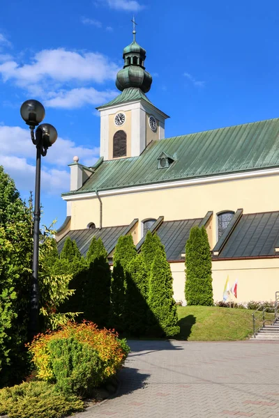 波兰Tymbark老城的一个主要教堂 — 图库照片