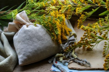 Kenevir torbası ve etrafındaki taze bitkiler. Ev dekoru