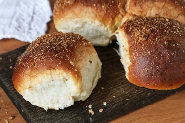 Masada ev yapımı tatlı çörekler. Kahvaltı zamanı.