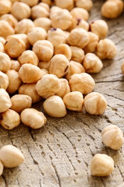 Kaba ahşap arka planda fındık. Sağlıklı yemek.