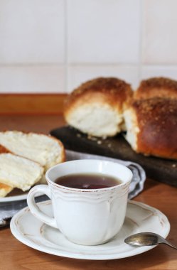Masada bir fincan çay. Kahvaltı zamanı.