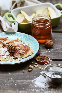 Elmalı börek, pudra şekeri, bal ve müsli. Parti tatlısı