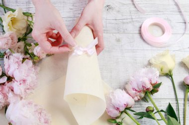 İşteki çiçekçi: güller ve östomalarla düğün konukları için nasıl güzel hediyeler yapılacağı. Adım adım, öğretici.