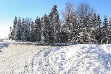 Kışın karla kaplı yol. Zorlu sürüş koşulları.