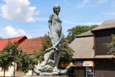 Polonya 'nın Niepolomice kentindeki ana pazar meydanındaki avcı kadının anıtı..