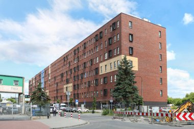 Polonya 'nın Krakow bölgesindeki Zablocie bölgesinde eski tarihi binalarla çevrili modern bir apartman..