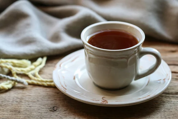 瓷杯茶放在木制桌子上 放松点 — 图库照片