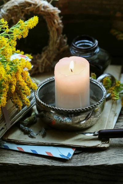 Schöne Kerze Stapel Von Vintage Briefen Und Herbstblumen Retro Stil — Stockfoto