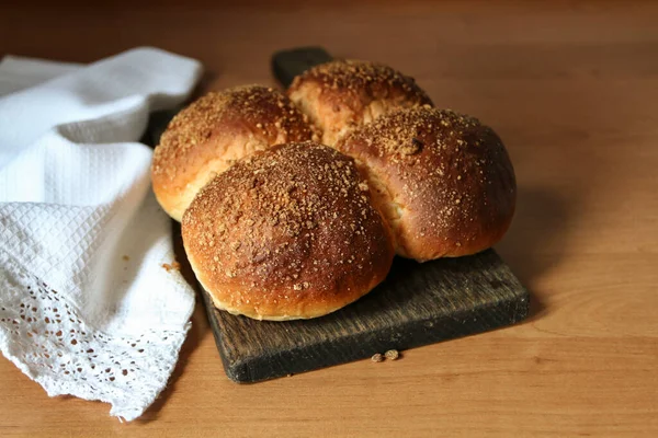 テーブルの上に自家製の甘いパン 朝食の時間 — ストック写真