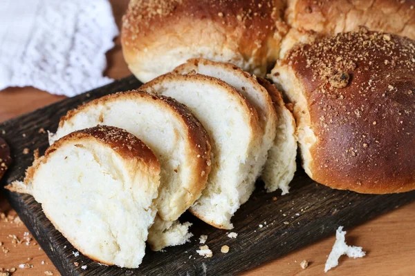 板の上で甘いパンをスライス 朝食の時間 — ストック写真