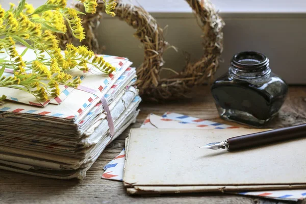 Masada Bir Yığın Eski Mektup Mürekkep Var Retro Biçimi — Stok fotoğraf