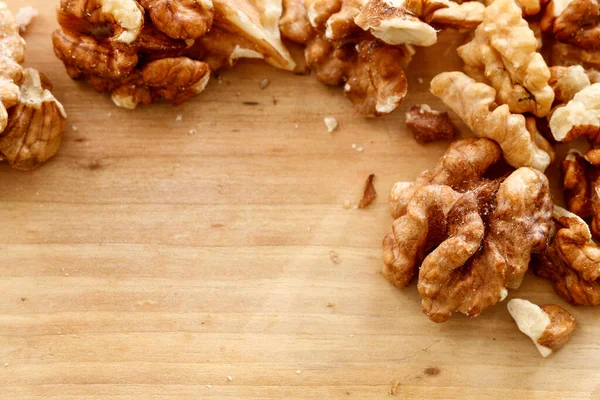 Ořechy Hnědém Dřevěném Pozadí Grafické Zdroje — Stock fotografie