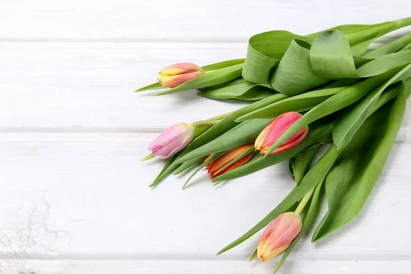 Kleurrijke Tulpen Houten Plank Grafische Hulpbronnen — Stockfoto