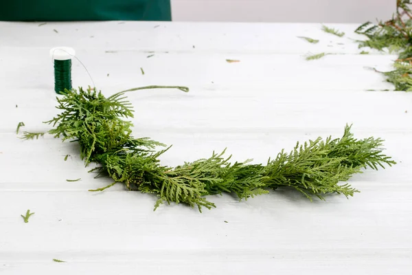 Floristin Bei Der Arbeit Wie Man Einen Traditionellen Türkranz Aus — Stockfoto