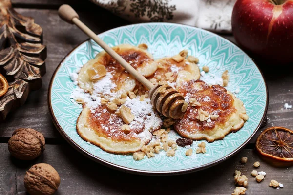 Apfelkrapfen Mit Puderzucker Honig Und Müsli Party Dessert — Stockfoto