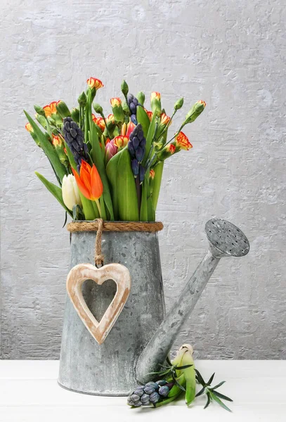 Bukiet Kolorowych Tulipanów Drewnianym Tle Zasoby Graficzne — Zdjęcie stockowe