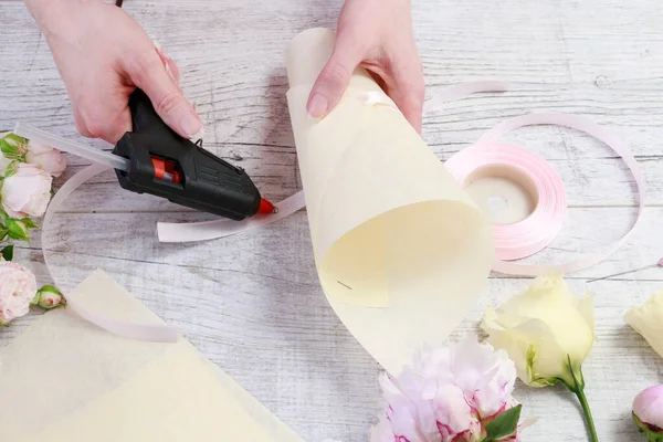 Florista Trabalho Como Fazer Presente Encantador Hóspedes Casamento Corneto Flor — Fotografia de Stock