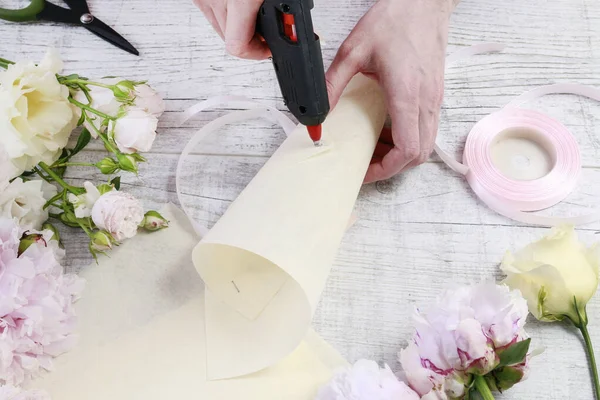 Florista Trabalho Como Fazer Presente Encantador Hóspedes Casamento Corneto Flor — Fotografia de Stock