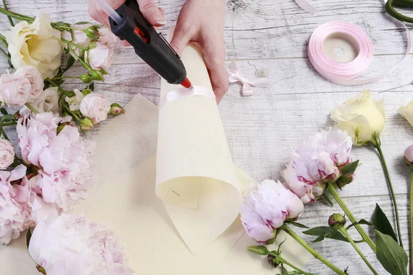 Kwiaciarnia Pracy Jak Zrobić Piękny Prezent Dla Gości Weselnych Kornet — Zdjęcie stockowe