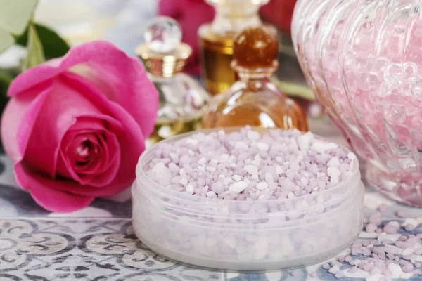Skål Med Lavendelhavssalt Rosor Och Andra Kosmetika Runt Den Spatid — Stockfoto