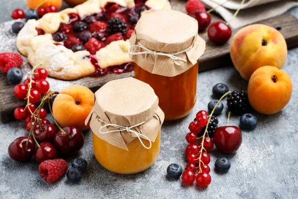 Two Jars Peach Jam Fresh Fruits Wooden Table Healthy Food — ストック写真