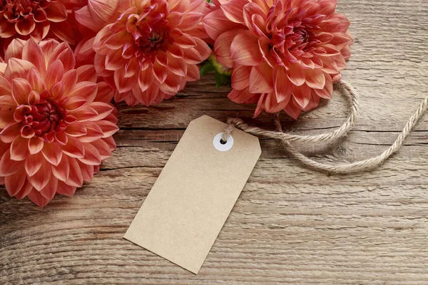 Orange Dahlia Flowers Blank Price Tag Wooden Board Copy Space — Stock Photo, Image