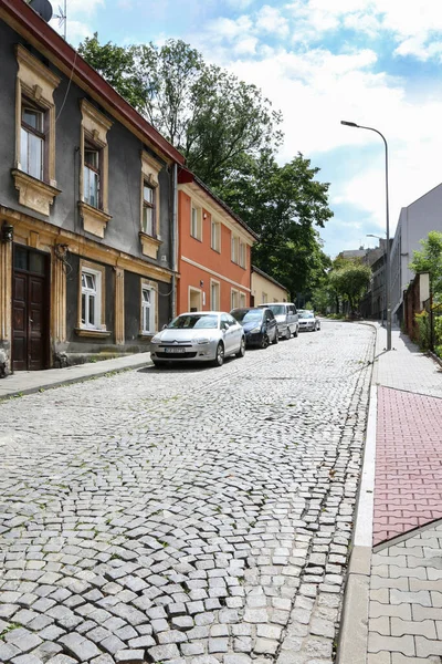 Historické Měšťanské Domy Podél Strmé Dlážděné Ulice Polském Krakově — Stock fotografie