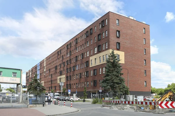 Polonya 'nın Krakow bölgesindeki Zablocie bölgesinde eski tarihi binalarla çevrili modern bir apartman..