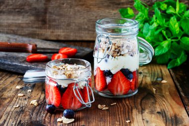 Cam kabın içinde meyveli tatlı. Yaz partisi.