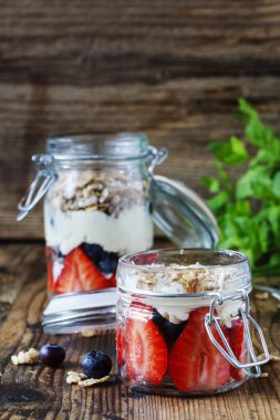 Cam kabın içinde meyveli tatlı. Yaz partisi.