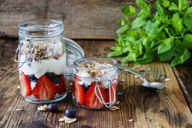 Cam kabın içinde meyveli tatlı. Yaz partisi.