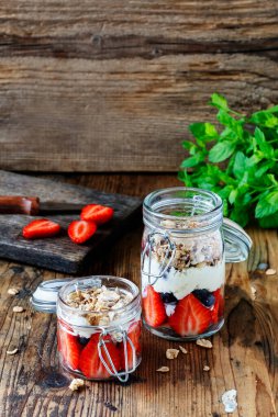 Cam kabın içinde meyveli tatlı. Yaz partisi.