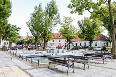 Polonya 'nın Krzeszowice şehrinde modern bir çeşme.