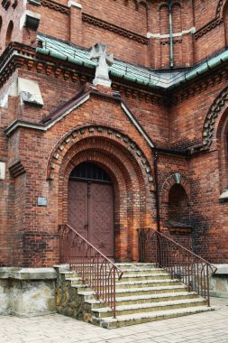 Krakow 'un Podgorze ilçesindeki tarihi Redemptorist Kilisesi (En Kutsal Kurtuluş Cemaati) tuğladan inşa edilmiştir..